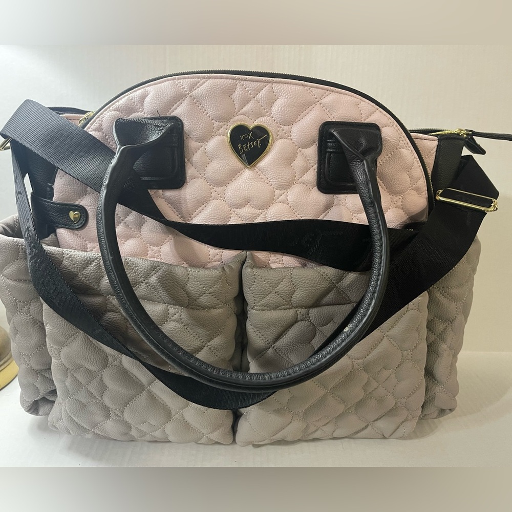 Betsey Johnson‎